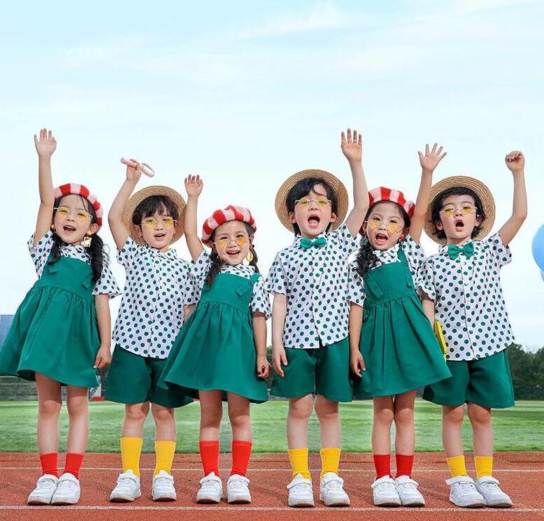 子供ダンス衣装 可愛いグリーン系幼稚園服 男子リボン付き ジャンパースカート ガールズ舞台ダンスウェア サロペット 水玉柄半袖シャツハーフパンツセット 靴下/帽子対応可能 女の子/男の子学園ダンス衣装チアダンス運動会 普段着 旅行 チアリーディング イベント ステージ
