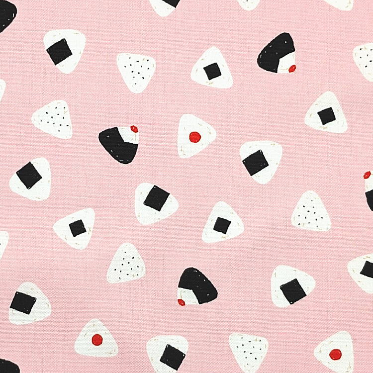 給食袋・巾着袋M【おにぎり柄 ピンク】マチ無し ナフキン入れ ランチョンマット入れ ポーチ 道具袋 日本製 プリント コットン生地 綿 布 可愛い 洗える 入園 入学 幼稚園 保育園 小学校 中学校 習い事 子供 キッズ 女の子 おむすび オムスビ ごはん ご飯 オニギリ