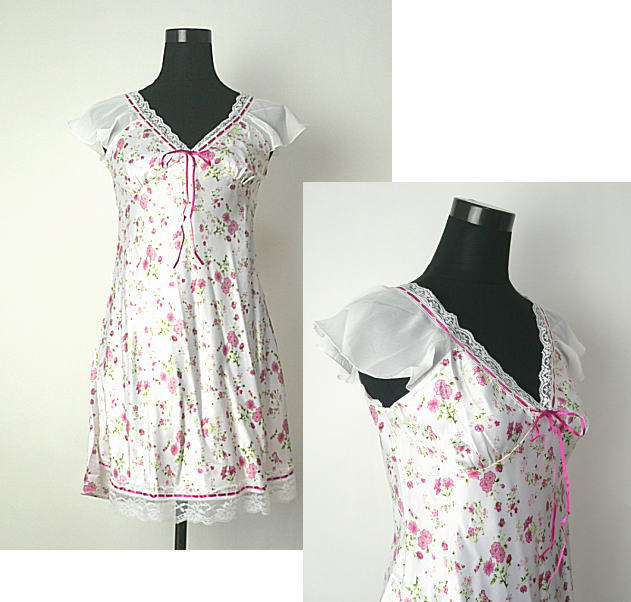 ＜商品仕様＞ ・襟元と裾にレース＆リボンを使用 ・サイズ：Mサイズ（9号） ・着丈：約88cm/バスト：約88cm ・裏地なし ・素材：人工シルク 　（ポリエステルをシルク調に加工した生地） ・サイズは平置き採寸の実寸です ・メジャー採寸のため、多少の誤差はご了承ください ・プリント柄の出方は写真と異なる場合があります ・生地の性質上、薄い汚れや点線がある場合があります ・ご家庭での手洗いが可能です ・他店舗でも販売しているため、売切れの際はご了承ください