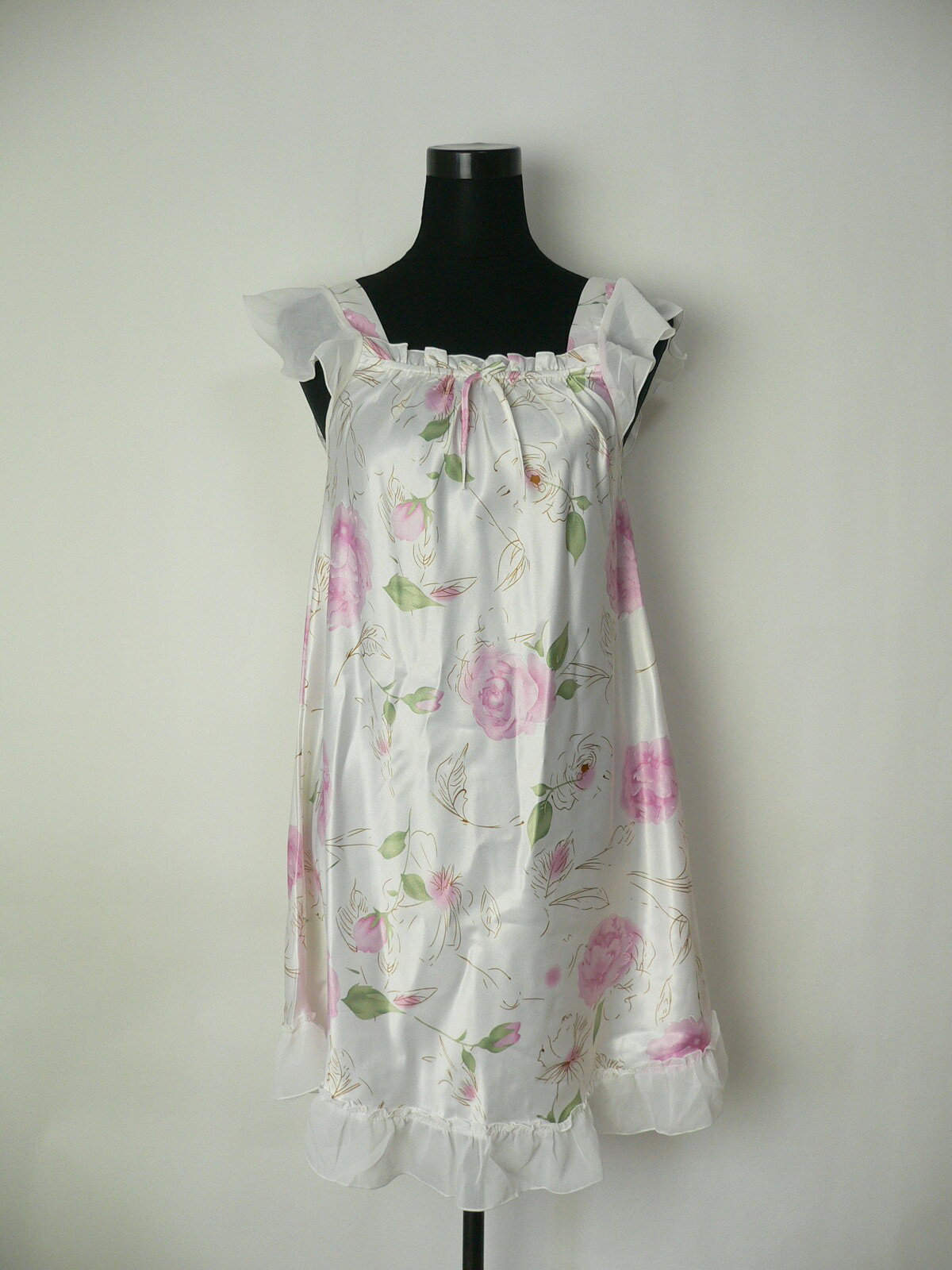 ＜商品仕様＞ ・サイズ：フリーサイズ（M～L） ・着丈：約90cm/バスト：約92cm ・裏地なし ・素材：人工シルク 　（ポリエステルをシルク調に加工した生地） ・サイズは平置き採寸の実寸です ・メジャー採寸のため、多少の誤差はご了承ください ・プリント柄の出方は写真と異なる場合があります ・生地の性質上、薄い汚れや点線がある場合があります ・ご家庭での手洗いが可能です ・他店舗でも販売しているため、売切れの際はご了承ください