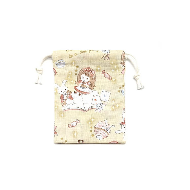 超ミニ巾着袋・SSS袋(11cm×8cm)【メルヘンアリス柄 イエロー】巾着 ポーチ 小物入れ 小物袋 お菓子袋 飴袋 小さい袋 プリント マチ無し 日本製 プレゼント 可愛い 洗える コットン生地 綿 布製 イヤホン リップ 化粧品 ハンカチ マスク 女の子 うさぎ 不思議の国のアリス