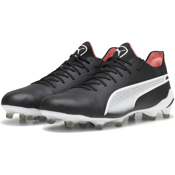 カテゴリ サッカースパイク メーカー PUMA 商品名 プーマキング ULTIMATE FG/AG 品番 107563 カラー 01:プーマブラック×プーマホワイト×ファイヤーオーキッド 使用皮革 K-BETTER：合成樹脂/合成繊維 対応グラウンド 天然芝・人工芝 足型 パフォーマンスフィット 特徴 世界のサッカープレーヤーの足元を支え続けた「KING」が進化。 K-BETTER：繊維を絡め合わせた不織布ベースの非動物性のアッパー素材。天然皮革の構造に近く、高いフィット感と今までにはない強度、ボールコントロール性を実現。 従来のカンガルーレザー同様の柔らかさを持ちながら、表面に水を含みにくくする加工を施すことで、軽量性も実現します。 EVO KNIT SOCK：中足部の甲周りをソック構造でフィットさせることで、横の動きへのサポートを強化。前方向への屈曲時に足とシューズの密着度をあげ推進力を高める効果を発揮します。 EXTRA HEAL COUNTER：アウトソールと一体となったヒールカウンターがかかとのフィット感を高め、キック時の踏込みの安定感、さまざまなステップワーク時のかかとのブレを抑制します。 LIGHTWEIGHT OUTSOLE：高反発特殊素材を加えた軽量アウトソール。丸形のスタッドはさまざまな動きにグリップ力を発揮し、機動性を高め、中足部に配置されたシャンクが中足部の捻じれを抑制し、力の分散を抑える効果をもたらします。 Nano Grip Technology：高反発特殊素材をベースに使用した軽量性に優れるリムーバル・インソール 。素材を微起毛させることでグリップ力を発揮し、アウトソールと一体感を生むことによって、より強い蹴り出しをサポートします。 ※天然芝及びロングパイル人工芝グラウンド専用のFG/AGモデル ★合わせて買いたい★"1秒で身につく体幹バランス" はこちらから！