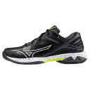 ■カテゴリ バドミントンシューズ ■メーカー MIZUNO ■商品名 WAVE CLAW 3 WIDE / ウェーブクロー3 WIDE ■品番 71GA244440 ■カラー 40：ブラック × ホワイト × イエロー ■サイズ規格 23.0-28.5cm ■幅・ラスト 4E設計 ■モデル 2024年春夏 【商品情報】 MIZUNO ENERZY NXTを搭載した、軽量性・加速性がコンセプトのnewウエ―ブクロー。4Eワイドタイプ 跳ねるソールで、素早い蹴り出しをアシストする。 軽量性と加速性を追求し、自然な蹴り出しをサポート。 相手を先回りするスピードプレーヤーのための一足。 セパレートソール・・・ラバー面積を減らすことで軽量性を高めたセパレートソールに加え、中側部に斜め方向の屈曲溝を入れたD-Flex Grooveを搭載。「より速く」を実現するために自然な蹴り出しをサポートする。 [素材] 　甲材：人工皮革 × 合成繊維 　　　 底材：合成底 [生産国]　ベトナム PC、スマホ、タブレットの閲覧環境やモードによっては、画像の色彩が異なって見える場合がございますのでご注意下さい!! 随時在庫更新をしておりますが、店頭でも在庫を共有して同時に販売しているため、 店頭で売れて在庫が売切れとなってしまっている場合がございます。 その際は大変ご迷惑をお掛けしてしまいますがご了承の程お願い致します。 お急ぎの場合は事前に在庫確認の問い合わせをしていただく事をおすすめします。