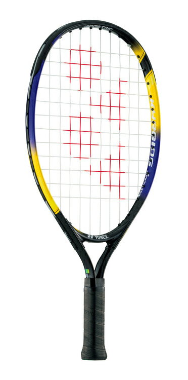 ■カテゴリ 硬式ジュニアテニスラケット ■メーカー YONEX ■商品名 KYRGIOS Jr 19 / キリオスジュニア 19 ■品番 01NKJ19G ■カラー 302：イエロー×ネイビー ■グリップサイズ G04（平均175g） ■対象プレーヤー 身長85～100cm以上(2～3歳)目安 PLAY＋STAYプログラム ●ステージ3 RED　(1/4コート) ■モデル 2022年12月 【商品情報】 ■「PLAY＋STAY」プログラムに準拠したジュニア育成用モデル ・「アイソメトリック」 一般的な円形ラケットに比べ上下左右に7％広いスウィートエリアを実現。フレーム上部は断面をたわみ易くした新設計にすることで、断面変位量がアップし、より柔らかい打球感と飛び性能を発揮します。 [素材] アルミニウム [全長] 19inch [フェイス面積] 80平方inch [生産国] 中国 PC、スマホ、タブレットの閲覧環境やモードによっては、画像の色彩が異なって見える場合がございますのでご注意下さい!! 随時在庫更新をしておりますが、店頭でも在庫を共有して同時に販売しているため、 店頭で売れて在庫が売切れとなってしまっている場合がございます。 その際は大変ご迷惑をお掛けしてしまいますがご了承の程お願い致します。 お急ぎの場合は事前に在庫確認の問い合わせをしていただく事をおすすめします。