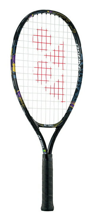 ■カテゴリ 硬式ジュニアテニスラケット ■メーカー YONEX ■商品名 OSAKA Jr 23 / オオサカジュニア 23 ■品番 01NOJ23G ■カラー 832：ゴールド×パープル ■グリップサイズ G02（平均210g） ■対象プレーヤー 身長105～125cm以上(5～7歳)目安 PLAY＋STAYプログラム ●ステージ2 ORANGE　(4/3コート) ●ステージ3 RED　(1/4コート) ■モデル 2022年12月 【商品情報】 ■「PLAY＋STAY」プログラムに準拠したジュニア育成用モデル ・「アイソメトリック」 一般的な円形ラケットに比べ上下左右に7％広いスウィートエリアを実現。フレーム上部は断面をたわみ易くした新設計にすることで、断面変位量がアップし、より柔らかい打球感と飛び性能を発揮します。 [素材] アルミニウム [全長] 23inch [フェイス面積] 98平方inch [生産国] 中国 PC、スマホ、タブレットの閲覧環境やモードによっては、画像の色彩が異なって見える場合がございますのでご注意下さい!! 随時在庫更新をしておりますが、店頭でも在庫を共有して同時に販売しているため、 店頭で売れて在庫が売切れとなってしまっている場合がございます。 その際は大変ご迷惑をお掛けしてしまいますがご了承の程お願い致します。 お急ぎの場合は事前に在庫確認の問い合わせをしていただく事をおすすめします。