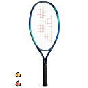 ■カテゴリ 硬式ジュニアテニスラケット ■メーカー YONEX ■商品名 YONEX JUNIOR 23 / ヨネックスジュニア 23 ■品番 YJ23G ■カラー 018：スカイブルー ■グリップサイズ G02（平均210g） ■対象プレーヤー 身長105～125cm以上(5～7歳)目安 PLAY＋STAYプログラム ●ステージ2 ORANGE　(4/3コート) ●ステージ3 RED　(1/4コート) ■モデル 2022年 【商品情報】 ■「PLAY＋STAY」プログラムに準拠してヨネックスのジュニア育成用モデル ・「アイソメトリック」 一般的な円形ラケットに比べ上下左右に7％広いスウィートエリアを実現。フレーム上部は断面をたわみ易くした新設計にすることで、断面変位量がアップし、より柔らかい打球感と飛び性能を発揮します。 [素材] アルミニウム [全長] 23inch [フェイス面積] 98平方inch [生産国] 中国 PC、スマホ、タブレットの閲覧環境やモードによっては、画像の色彩が異なって見える場合がございますのでご注意下さい!! 随時在庫更新をしておりますが、店頭でも在庫を共有して同時に販売しているため、 店頭で売れて在庫が売切れとなってしまっている場合がございます。 その際は大変ご迷惑をお掛けしてしまいますがご了承の程お願い致します。 お急ぎの場合は事前に在庫確認の問い合わせをしていただく事をおすすめします。