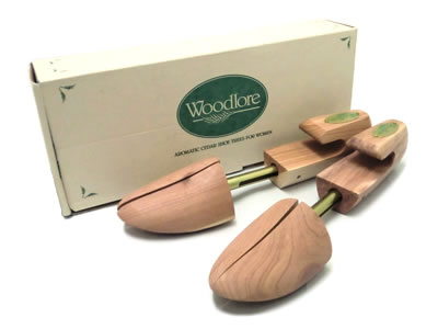 商品情報 ブランド名 ＜ Woodlore / ウッドロアー ＞ 商品名 Combination Shoe Tree＜ コンビネーションシューツリー ＞ スタイルNo. #50002 - #50004 ( Men's S - L )#30010, #30012, #30013 ( Lady's petit, S, M ) カラー one サイズ（容量） Men's : S, M, LLady's : petit, S, M 詳細説明 木目が美しいレッドシダーのシューツリー。レッドシダーは湿気を吸収すると共に防臭・防湿効果があります。吸湿性にすぐれた木製のシューキーパーが、1日履いて型の崩れた靴を優しくいたわります。 ヘッドは、多少自由度が与えられたフレキシブルヘッドを採用、スプリングが内蔵されたセンターボーンにより幅広いサイズに適合できます。また、適度なテンションにより補正がされ、靴を正しい形に維持してくれます。また、シダーウッド独特の香りは、アロマティック効果とともに、カビや細菌の繁殖を抑え、匂いの除去を促します。履いた後のメンテナンスに必須のアイテムです。 ブランドについて ウッドロアは米国歴代大統領をはじめ、世界のエグゼクティブを顧客に持つアメリカの高級紳士靴メーカー「アレンエドモンズ」の子会社として1987年に創業。当初は世界でアメリカ中東部（アーカンソー州、ミズーリ州）でしか成育しないイースタン レッドシダーを使った最高級シューツリーを提供していました。その天然成分（ヒノキチオール、フィトンチット、アルカロイドなど）による優れた防臭・防虫・防カビ効果と品質の高さが支持され、現在ではクローゼットや引き出しの中の大切な衣類を自然の力でリフレッシュする、クロージングケアプロダクト全般を手掛けるエコロジカルなブランドとして成長し、世界中で愛用されています。 おススメモデル トリッカーズのカントリーシューズ#6518やRedwingのポストマンブーツ、ワークオックスフォードなどのブーツではない革靴 注意事項 *このシューツリーは天然のレッドシダーを削り出して作られているため、表面に小さなくぼみや小さなキズや色合いや木目の出方の違い、若干ですが、左右のサイズのズレ等、ほぼ全ての商品において見受けられます。天然素材ならではの味・風合いとして、ご了解の上ご購入下さいますようお願い致します。*特有の香りをもつレッドシダーには防臭、防虫、吸湿効果があります。その効果を最大限に生かすため無塗装仕上げになっております。そのため樹液のしみ出し、木の継ぎ目や充填剤の跡が目立つ場合がございます。*においがなくなったように思えたときには、サンドペーパーで表面を軽く削っていただければ、すぐに再生します。*箱内部や本体にレッドシダーの樹液や白い結晶が付着していることがございます。これはシミやカビではなく、レッドシダーの樹液に含まれているタンニンオイルによるものです。皮膚や靴に付着しても無害となっておりますので、ご安心してご使用くださいませ。*使用後の湿気を帯びたシューツリーは風通しの良い日陰で自然乾燥させてください。*多少のひび割れは天然の木材が持つ特性です。ただし保管状況などによっては大きく破損する場合がございます。必ず直射日光を避けて保管して下さい。靴の大敵は水分や湿気。特に一日履き通しの靴は汗で革も柔らかくなってシワも付いています。革は乾燥するほど硬くなるので、変なシワがつく前に、シューツリーを入れましょう。湿気をしっかりととり、シワをのばしつつ形を整えてくれるシューツリーは愛用シューズの必需品です。 Woodloreのシューツリーの特長はレッドシダー（アメリカ赤杉）であること。レッドシダーの特長は天然の防臭・防虫効果や防カビ効果のある成分を多く含んでおり、耐久性がります。また、他の木材や塗装が施されているものに比べ格段に吸湿性が優れ、さらにアロマオイル等でも大変人気があるアメリカスギ独特の香りを楽しんでいただけます。においがなくなったように思えたときには、サンドペーパーで表面を軽く削っていただければ、すぐに再生します。 Combination Shoe Treeはトリッカーズのカントリーシューズ#6518やRedwingのポストマンブーツ、ワークオックスフォードなどのブーツではない革靴にオススメ！入学や入社のお祝いやその他ギフトにも最適です！※ただいまFLISCOでは、対象のブーツやシューズと一緒に同時購入いただきますと、1,000円割引のサービスをいたしております♪どうぞこの機会にご検討くださいませ。