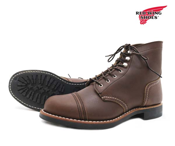 ブランド名 RED WING / レッド ウィング 商品名 IRON RANGER / アイアンレンジャー スタイルNo. RW-3365 カラー Amber “Harness” / アンバー「ハーネス」 取り扱いサイズ 5.5インチ（22.5cm）-9インチ(26cm)*Bワイズ（※レディースモデルは細めの作りになっています。）*LAST No.106ウィメンズライン用に新たに作られたラスト。 詳細説明 今までのレッドウィングは、メンズモデルの小さいサイズをレディース用としてきましたが、遂に女性の足に合ったウィメンズラインが誕生しました。新たに開発されたレザーは、メンズモデル（従来のモデル）よりも柔らかく、しなやかで履いたその日から足に馴染みます。また、中底にもクッション性のある素材を採用しているので、長時間履いても疲れにくく、快適に履いていただけるブーツになっています。ウィメンズラインのアイアンレンジャーはメンズモデルをベースに誕生しましたが、ラストを細身でスタイリッシュな106ラストへ変更しウィメンズ専用の小型アイレットを採用するなど、武骨さの中に女性らしさを宿した新しいアイアンレンジャーとなっています。当店はREDWING正規販売代理店です。弊社で取り扱うRED WINGの商品は、全て日本正規輸入元のREDWING JAPANからの商品となります。 サイズについて レッドウィングのUSAインチサイズを日本サイズに換算した下表をご参考にしてください。 USサイズ5H66H77H88H9日本サイズ 22.5cm23cm23.5cm24cm24.5cm25cm25.5cm26cm※レッドウィングのレディースモデルは作りがタイトな為、上記サイズ換算表よりも0.5〜1cm大きいサイズをおすすめします。足幅が細い方は、上記サイズで良い場合もございますが、普通幅で+0.5cm、広めの足の方は+1cmを目安にお選びください。※普段のスニーカーサイズで選ばれるのもおすすめです。 注意事項 *掲載画像についてですが、できるだけ商品のお色目通りになるように撮影・掲載いたしておりますが、ご覧になられる環境(モニタ)などによって、若干色見等が異なる場合がございます。ご心配な方は、ご遠慮なくお気軽にお問い合わせください。 お手入れについて ウィメンズラインのレザーはメンズラインに比べ革が薄いため、オイルを塗り過ぎると型崩れや色が濃くなってしまう場合がございます。そのため、ケアにはオイル分を優しく補給できる「レザークリーム」をおすすめしています。ブラシなどで汚れをとった後に、塗ってください。しつこい汚れがついてしまった場合は、フォーム・レザー・クリーナーをお試しください。創始者のチャールズ・ベックマンは19世紀後半ドイツからアメリカへ移住し、17歳の時、レッド・ウィング・シティーの靴工場に就職しました。働くうちに自然と革製品の靴に興味を持ち始め、1883年には靴屋を始めました。しかし、『本当に良い靴を売りたい』と言う気持ちが強く、靴は自分で作るしかないとも考えるようになり、1905年にベックマンは14人の仲間と一軒の小さなレンガ作りの靴工場を建て、『RED WING SHOE COMPANY/レッド・ウィング・シュー・カンパニー』を設立しました。レッドウィング社は創業から変わらず、ミネソタ州の小さな町レッド・ウィング・シティーに拠点を置き、米国内に工場を持ち 『Made In USA』　にこだわり続けています。 Iron Ranger「アイアンレンジ」にある鉱山や油田で働く鉱夫のために開発されたワークブーツ。危険な作業現場で愛用された伝統的なデザイン。 Vibram #430 Mini Lug Soleビブラム社製の寒冷地向けソール。雪や氷の上でも滑りにくいグリップ力が魅力。通常のラグソールと比べると、かなりスッキリとした仕様。 Capped Toeつま先部分の革を2重にする事で、ブーツの耐久性はもちろん、足指の保護にもなる仕様。 Goodyear Welt Construction手間はかかりますが、耐久性と履き心地に優れた製法。ソール交換が出来るので、足に馴染んだ靴を長い間履き続けることが出来ます。 Amber “Harness” Leather オイルを豊富に含んだレザー。革の内側から指で押すと、その部分に含まれているオイル分が移動して色が明るく変わることから、『プルアップレザー』 と呼ばれています。 USサイズ5H66H77H88H9日本サイズ 22.5cm23cm23.5cm24cm24.5cm25cm25.5cm26cm※レッドウィングのレディースモデルは作りがタイトな為、上記サイズ換算表よりも0.5〜1cm大きいサイズをおすすめします。足幅が細い方は、上記サイズで良い場合もございますが、普通幅で+0.5cm、広めの足の方は+1cmを目安にお選びください。※普段のスニーカーサイズで選ばれるのもおすすめです。 販売ショップ限定モデル モックトゥタイプ ラウンドトゥタイプ クラシックドレスライン エンジニア・ペコスetc. オックスフォードetc. ☆Lady's対応モデル☆ ケア用品一覧へ レッドウィング一覧へ 経年変化によるこの世に1つしかないデザインを特集致しました。履けば履く程、アナタだけの1足へ育って行きます。