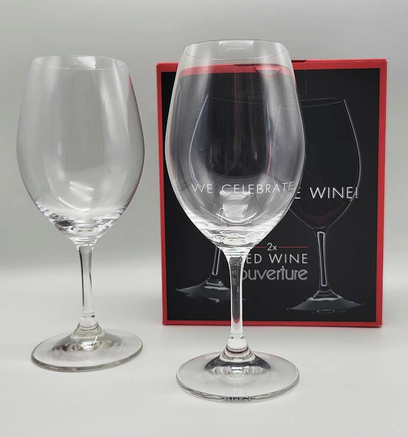 高さ：187mm 容量：350ml 素材：クリスタル 2個入 製法： マシンメイド 容量： 400 ml 生産国： ドイツ ペアギフトボックス入りです。 普段使いに適したシリーズです。 業務用にもお勧めです。 l.1ペアギフトボックス入りです。 法人記念品 名入れ大量注文 セール プレゼント 結婚祝い 内祝い 御祝返し 新築祝い 引っ越し祝い シ 新生活 ギフト 贈り物 ギフトセット おしゃれ かわいい ガラス製品 ガラス食器 還暦祝い 結婚祝い 食器セット プレゼント【ouverture-オヴァチュア-】 1989年に発表されたカジュアルなシリーズ。 ブドウの品種や生産地で迷うことなくグラスを選ぶことができ、上質でお手頃なワインを気軽に楽しむことができます。 リーデルグラスビギナーの方やワイン初心者の方にもおすすめです。 【結婚祝】【出産祝い】【誕生日祝】【還暦祝】【記念品】【内祝】 【名入れ彫刻の場合のお届けまでの流れ】 1日～2日で、原稿を作成させていただき、メールにてご連絡させていただいております。 工房が土日祝がお休みですので、その場合は週明けになります。 お客様より、OKのご連絡をいただいてからの彫刻作業になります。 原稿をお送りしてから、一週間を超えてお返事がいただけない場合はこちらで判断させていただき出荷させていただきます。 およそ、ご注文いただいてから一週間～10日のお届けとなります。 ご指定日がある場合は、ご指定日にお届けさせていただきます。