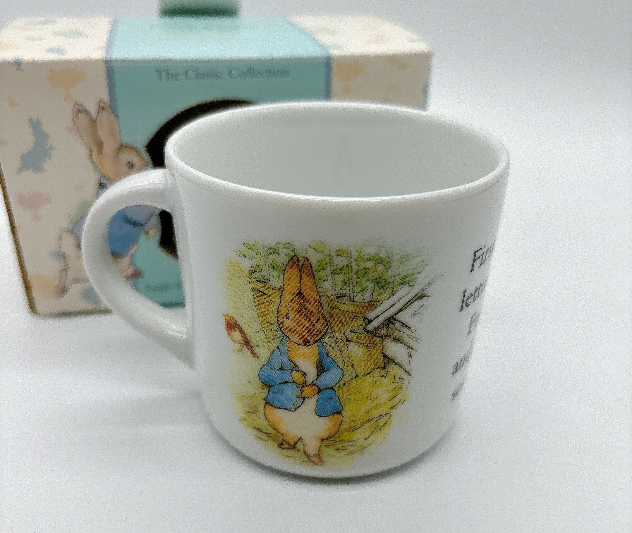 SALE　廃盤品【ウェッジウッド】WEDGWOODピーターラビットマグカップ【結婚祝】【出産祝】【退職祝】【引越祝】【還暦祝】【記念品】のサムネイル