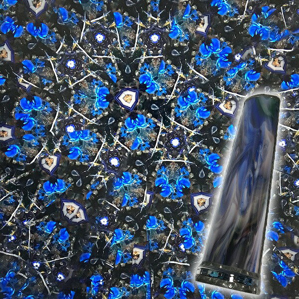 ガラス作家でもある匂梅ちはる作の万華鏡です。ガラスの技術を駆使した外観とあいまった美しい万華鏡は一点一点手作りされていて、唯一無二の作品です。 【タイプ】　オイル万華鏡 【カラー】　ブルー 【ミラー】　ツインミラーシステム 【バック】　ブラック 【ボディ】　ガラス 【サイズ】　21.8 × 6センチ 銀河を意味する『Galaxy ギャラクシー』その名の通り、中を覗くとチラチラとゴールドの光が星のように瞬く世界に引き込まれます。大き目でダイナミックな映像とツインミラーというミラーシステムが生み出す不思議な動きが星空のイメージを壮大に表現しています。 お誕生日・お歳暮・クリスマスプレゼント・お正月用プレゼント・お中元・父の日・母の日・内祝い・お祝い・お見舞・引き出物などに最適です。 ※モニターの発色具合によって実際のものと色が異なる場合があります。 ※万華鏡の性質上、二度と同じ映像は現れません。写真は内部の一例です。 参考画像としてご覧ください。 ※内容物は同じでも、内容物の形などによりお届けの商品はそれぞれ異なります。ご了承のうえご注文願います。 ●出品商品は実店舗での販売もいたしておりますので万一品切れの説はご了承くださいませ。