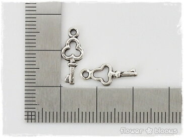 チャーム クラブ型ミニカギ 銀古美 7mm×16mm【ハンドメイドにピッタリのアクセサリーパーツ】
