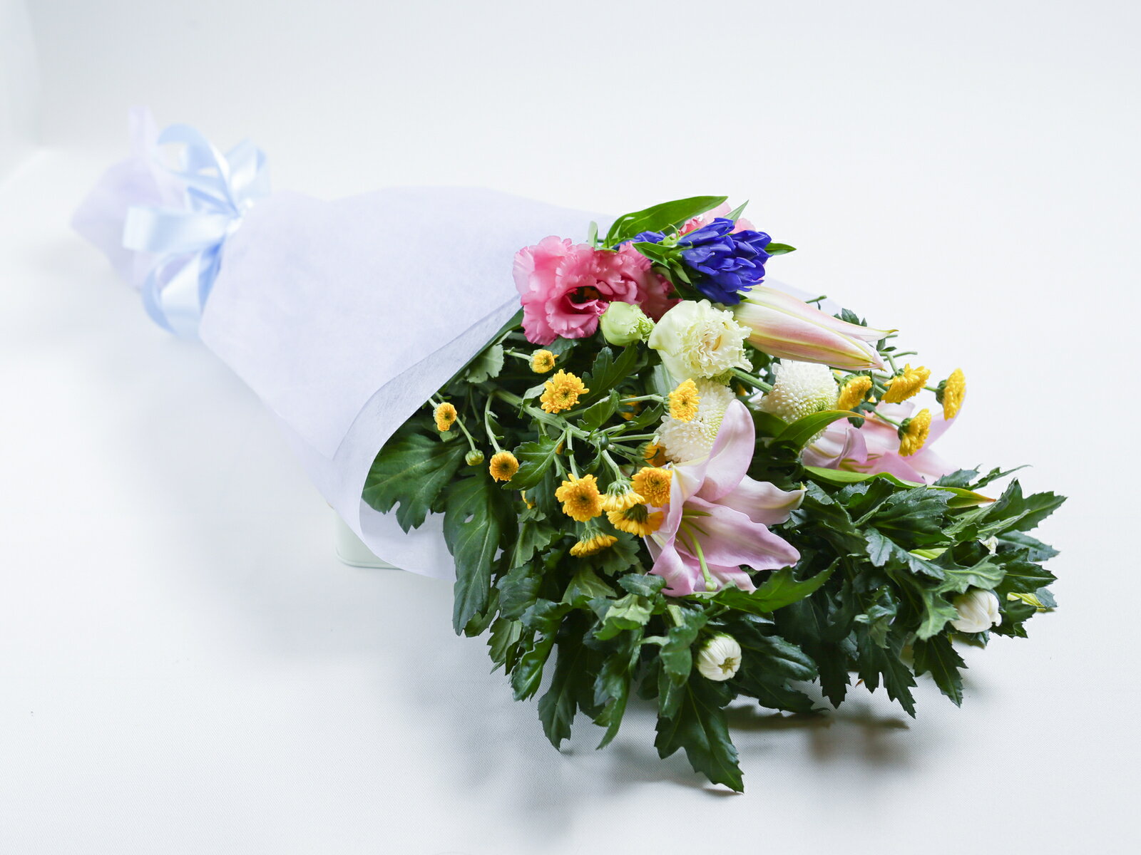 ユリ （送料無料）お供え花束　ミックス　ギフト お供え花　御供え花　お供え 花 お悔やみ　アレンジメント　ユリ　花束　送料無料　アレンジ花　仏花　仏事　命日　ご法事　枕花・仏花即日発送できます。生花 仏花 仏事 法事 一周忌 法要 即日発送ペット　月命日