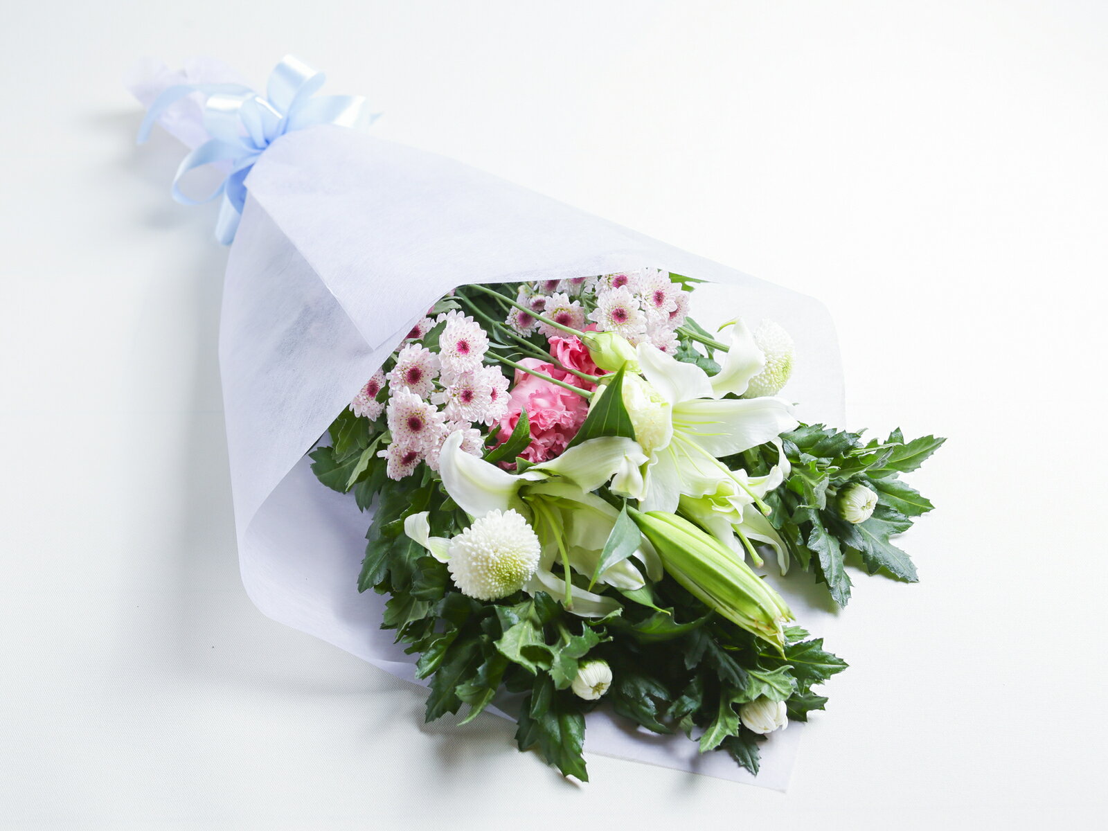 （送料無料）お供え花束　白・ピンク系 ギフト お供え花　御供え花　お供え 花 お悔やみ　アレンジメント　ユリ　花束　送料無料　アレンジ花　仏花　仏事　命日　ご法事　枕花・仏花即日発送できます。生花 仏花 仏事 法事 一周忌 法要 即日発送ペット　月命日