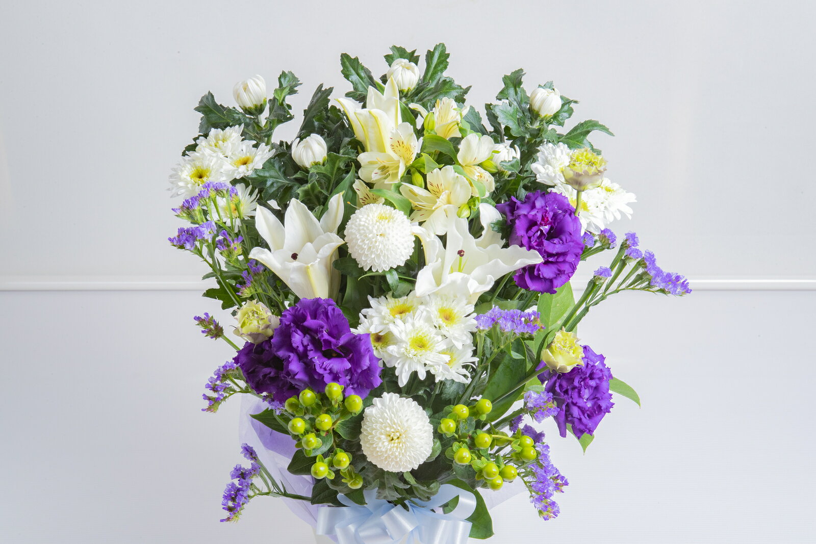 （送料無料）お供えアレンジメント(M)　白・紫ギフト お供え花　御供え花　お供え 花 お悔やみ　アレンジメント　ユリ　花束　　アレンジ花　仏花　仏事　命日　ご法事　枕花・仏花即日発送できます。生花 仏花 仏事 法事 命日 一周忌 法要 　月命日