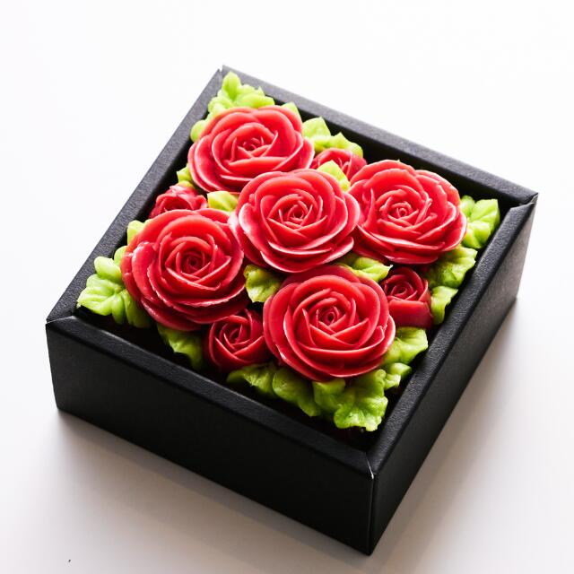 アニバーサリーシリーズのフラワーボックスケーキは、4号相当のミニサイズ。写真は、赤色の花と黒い箱のコントラストがシックな「シャイニングレッド」。白い箱の「エレガントピンク」もあります。