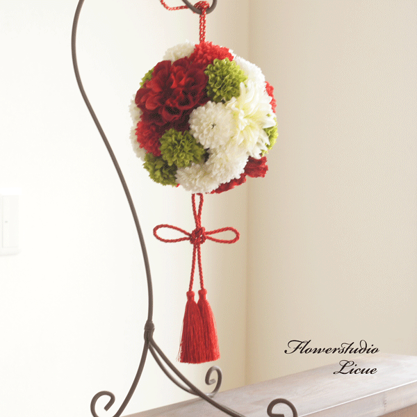 ダリアとマムのボールブーケ（赤白緑） 和風ブーケ 和装ブーケ ボールブーケ 前撮り 白無垢 色打掛 ロケーション撮影