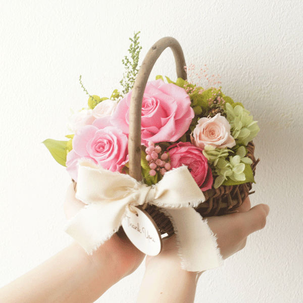 華やかなバラのバスケットアレンジ 全てプリザーブドフラワーを使用・花器に固定したアレンジメント お祝い 誕生日 バスケット