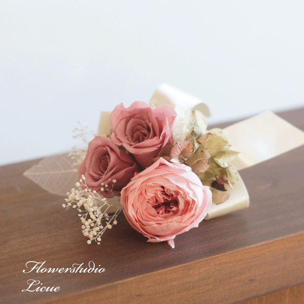 プリザーブドフラワーのコサージュ ピンク 全てプリザーブドフラワーです コサージュ アクセサリー ブートニア