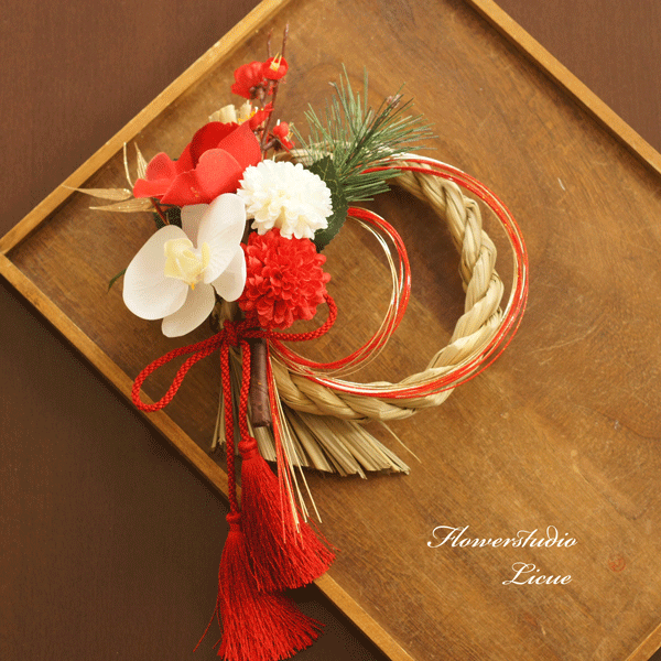 椿と胡蝶蘭とマムのしめ縄飾り 小さいサイズ お正月飾り アーティフィッシャルフラワーしめ縄 小さいしめ縄 しめ縄 おしゃれ しめ縄 モダン しめ縄リース しめ縄 リース