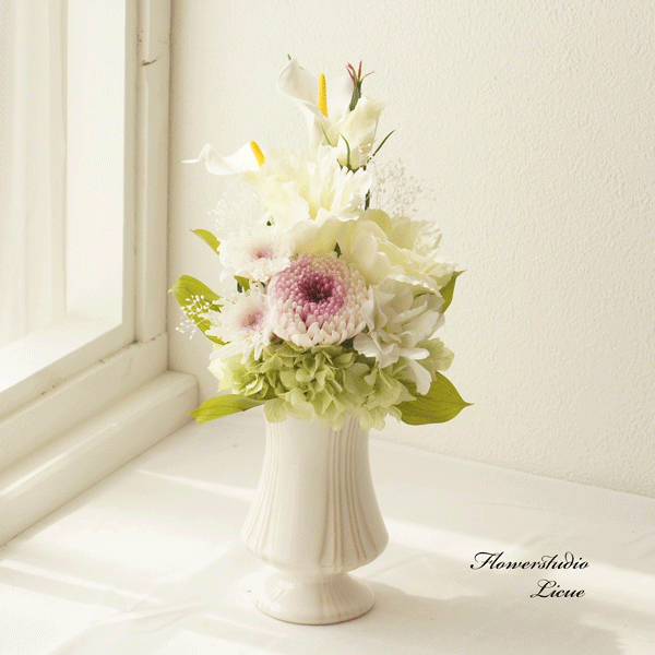 カラーと輪菊とことね菊の仏花花器に...