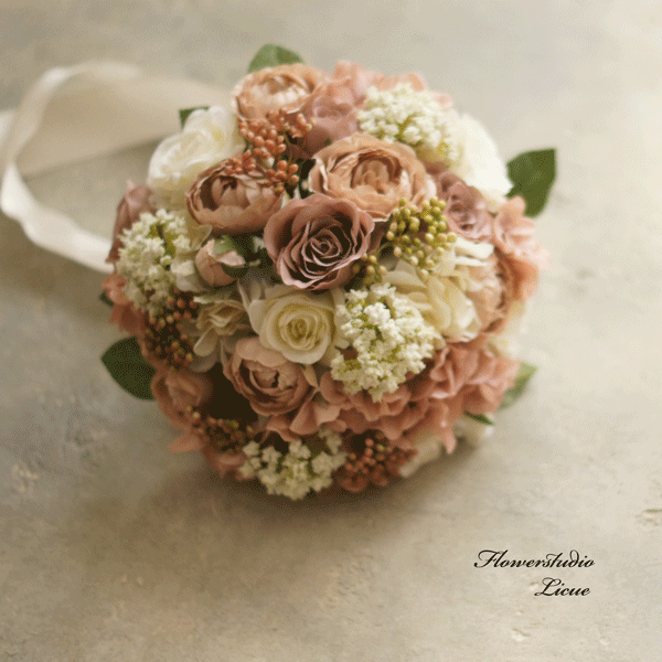 くすみカラーのウェディングブーケ ラウンドブーケ バラのブーケ アーティフィッシャルフラワーブーケ 前撮り ロケーション撮影