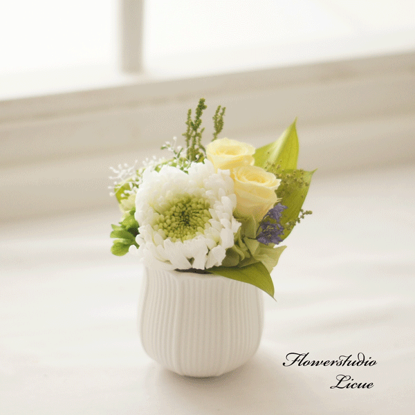 輪菊とバラの仏花（グリーン×イエロー） 花器に固定したアレンジメントです 全てプリザーブドフラワー使用 お供え 供養 プリザーブドフラワー 枯れないお花 小さい仏花 コンパクトサイズ仏花 納骨堂