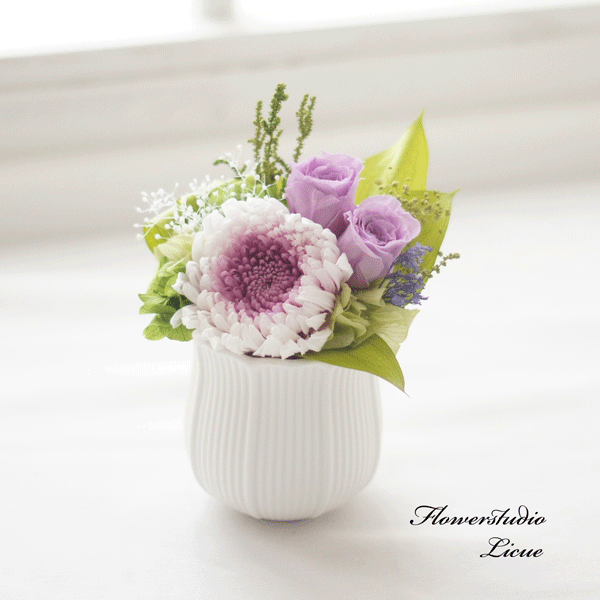 輪菊とバラの仏花花器に固定したアレ...