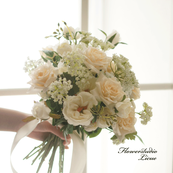 白バラとレースフラワーのウェディングブーケ クラッチブーケ ウェディングブーケ ブートニア付　バラ..