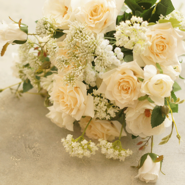 白バラとレースフラワーのウェディングブーケ クラッチブーケ ウェディングブーケ ブートニア付　バラのブーケ♡アーティフィッシャルフラワー使用 ラウンドブーケ バラのブーケ アーティフィッシャルフラワーブーケ 前撮り ロケーション撮影