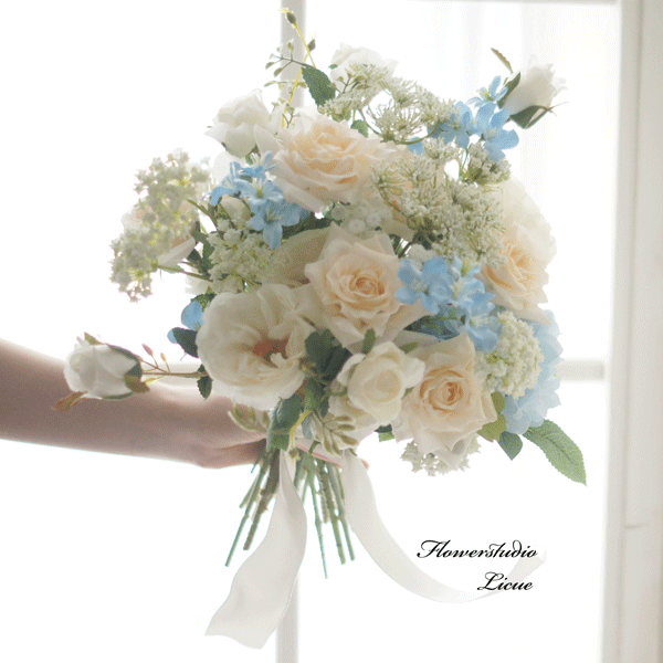 ブルースターと白バラとレースフラワーのウェディングブーケ クラッチブーケ ウェディングブーケ ブートニア付　バラのブーケ♡アーティフィッシャルフラワー使用 ラウンドブーケ バラのブーケ アーティフィッシャルフラワーブーケ 前撮り ロケーション撮影 水色のブーケ