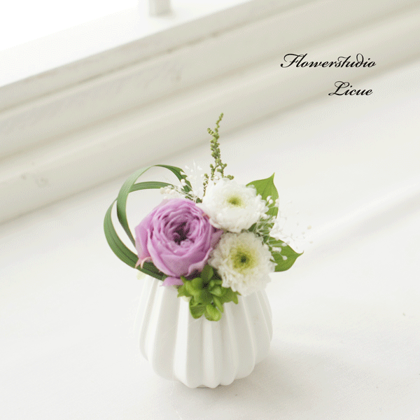 Rakuten - オールドローズと小菊の仏花（紫×緑） 花器に固定したアレンジメントです 全てプリザーブドフラワー使用 お供え 供養 プリザーブドフラワー 枯れないお花 小さい仏花 コンパクトサイズ仏花 納骨堂