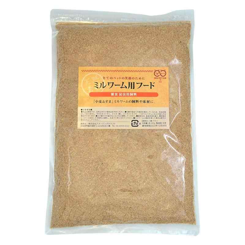 SMILE PET CLUB ミルワーム用フード ミルワームの餌 500g各種生体のフードとして使用されるミルワームを飼育するフードです。本品は生餌や昆虫への使用を想定しているため、防虫処理はしておりません。ミルワームを飼育している容器に敷き詰めてご使用ください。原料：小麦ブラン製造国：日本(原料産地は混在(日本・アメリカ・カナダ・オーストラリアなど)