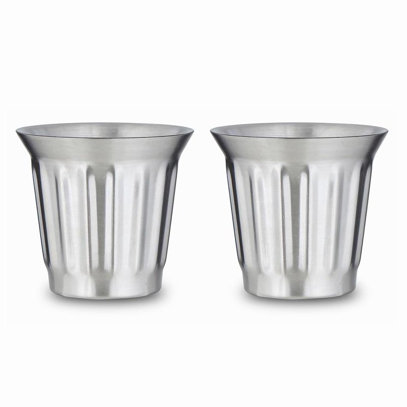 Easyworkz エスプレッソカップ ステンレス鋼 二重壁断熱 縦縞デザイン 冷温両用 150ml「2個セット」シルバー【素材】高品質のステンレス鋼304製で、美しさと耐久性をします。【サイズ】約直径7.9センチ×高さ7センチ、容量5オンス/150ml、様々なコーヒーマシンに適しています。【特徴】ユニークな縦縞デザイン、持ちやすく滑りにくい。【汎用性】二重断熱構造で温かい飲み物にも冷たい飲み物にも適しています。【便利】お手入れ簡単、食洗機対応、積み重ね可能でスペースを節約できます。