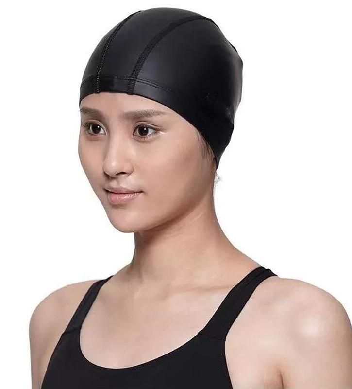 スイムキャップ 水泳キャップ スイミングキャップ 水泳帽子 大人 レディース メンズ プール 帽子 男女兼用 学生用 競泳用 速乾 防水 温泉 海水浴用 フリーサイズ 無地 (ブラック)「スタイリッシュでシンプル」クラシックな配色とPUコーティングの独特の光沢がシンプルながらもスタイリッシュです。プールサイドで着用すると、独特の質感と見た目ですぐにみんなの注目の的になります。賑やかな水上パーティーでも、見た目にポイントを加え、水泳の楽しさを楽しみながら独自の魅力を発揮し、プールで魅力的な人になることができます。「水流抵抗を減らす」このスイミングキャップの滑らかな表面と流体力学設計により、水中での抵抗が効果的に軽減され、水泳がよりスムーズになります。魚のように水中を泳ぐとき、それは目に見えないブースターのようなもので、泳ぐスピードを上げ、各ストロークをより簡単で効率的にし、レース競技でも日常の運動でも有利になります。「耐久性のある品質」高品質の素材と優れた職人技により、耐摩耗性と耐老化性に優れています。繰り返し浸したり引っ張ったりしても、良好な弾力性と形状を維持し、変形したり壊れたりしにくくなります。それは、プールであなたに何時間も楽しく付き添い、あなたの水泳の旅をエスコートしてくれる忠実なパートナーのようなものです。「掃除やメンテナンスが簡単」PU スイムキャップはお手入れがとても簡単です。水泳後は、きれいな水で洗い流すだけで、表面の汚れや塩素の残留物を簡単に取り除くことができます。万が一、しつこい汚れがついても、中性洗剤で軽く拭くだけですぐにきれいになります。「場所を問わずに使用できる」市民プールでの使用はもちろん、水泳練習やアウトドアアクティビティにも最適。軽量でコンパクトなため、バッグに常備できる便利さも魅力です。機能性と快適性を兼ね備えた、水泳愛好者必携の一品です。ぜひ日常のプールライフにご活用ください