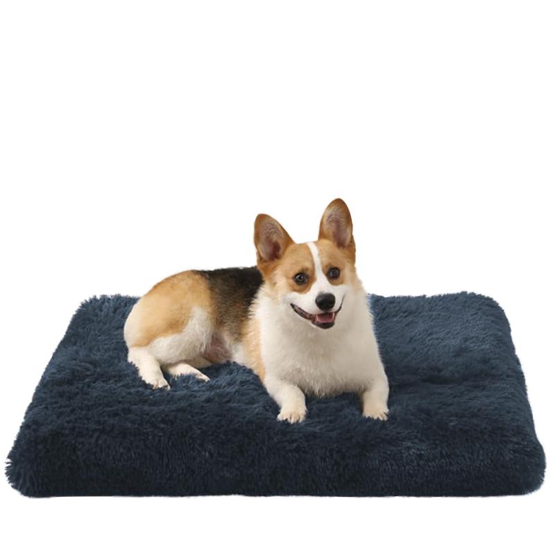 Bidason ペット用クッション 犬 猫 ベッド クッション マット ふわふわ もこもこ 暖か ぐっすり眠る 犬ベッド 猫ベッド 寒さ対策 保温 滑り止め ペットマット ケージ 洗える 室内用 通年1.◉ふわふわもこもこな暖かいペット用クッションです。クッションの表面は長めの毛足素材、保温効果優れて寒い秋冬の防寒対策も、冷房が効いてる夏の室内も使えます。その上に横になって揉み揉みしてぐっすり眠ることに間違いなしです。2.◉滑り止め付きのペットマットです。ペットクッションの底部は防湿効果と滑り止め効果がある素材、フリーリングからの湿気を遮断できます、室内のフリーリング、ケージ、猫マンションなど様々なシーンに使えるクッションです。3.◉犬猫通用の犬ベッド＆猫ベッドです。Sサイズ：45*30cm、2.5kg以内の犬猫の使用をお勧めです。Mサイズ：55*40cm、5kg以内の小型犬に使用をお勧めです。Lサイズ：65*50cm、10kg以内の中小型犬、多猫家庭使用にお薦めます。4.◉洗えて繰り返し使えるペットクッションです。ペットクッションは丸洗えるので、汚れになったら洗濯機に入れて乾燥してから使えるようになります。5.5.注意事项：垫子压缩发货，带子打开后表面可能会有褶皱，用手调整，拍打，放在通风的地方放置3-10小时后逐渐恢复形状。 ◉ペットクッション圧縮された状態で発送します。圧縮具合により、綿が偏ったりすることがあります、梱包を開けて揉んで手で調節して、5-8時間放置してどんどん形が恢復するようになります。