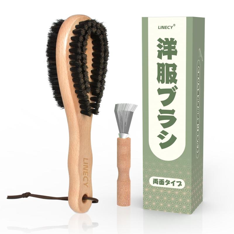 thsgrt 洋服ブラシ【天然馬毛豚毛100%】 毛玉取り 靴磨き 天然木 花粉対策 毛玉予防 スーツ プロ馬毛ブラシ 静電/ホコリ/花粉 除去【洋服ブラシ|高品質な天然素材】素材には高級である天然の馬毛と豚毛を使って、柔軟性と弾力性は高く、洋服ブラシは日常の生活品として不可欠なものです。ハンドルは天然木を採用、美しいだけでなく、変形しにくく、高耐久性を誇ります。洋服ブラシの木の質感は十分に出ています。【洋服ブラシ|両面対応】両面タイプで多用途に適しています。「馬毛ソフト面」は花粉や埃除去、洋服、帽子、布団などの静電気を取り除くことができますし、カバン、靴など革製品のお手入れと表面の掃除もできます。また、 繊維も整えられるので毛玉が予防できます。「豚毛ハード面」は毛玉等を取り除きことができます。【洋服ブラシ|快適な使用感】 人間工学に基づいたデザインで、持ち手は滑らかな波状のカーブで、ブラッシングする時の力がよくコントロールできます。大きさが丁度いいサイズで、手にしっかりフィットするので、とても使いやすい洋服ブラシです。携帯して出張、オフィスで洋服ブラシの使用に大変便利。簡単なホコリ落としや仕上げなどにおススメです。持ち手部分にはストラップを通す穴が開いていて、ストラップも付属されてます。クロゼットや玄関先にかけられるため、すぐに使えて便利です。【洋服ブラシ|専用ブラシクリーナー付き】衣類の毛玉を洋服ブラシで取り除いた後、洋服ブラシが毛玉で覆われてしまい、後片付けがとても面倒です。 この専用ブラシクリーナーを使えば、ブラシの毛玉を簡単に取り除くことができます。【洋服ブラシ|耐久性も抜群】 シンプルな使用方法で、落ち着きや安心感をもたらします。丈夫な毛になりますので、耐久性も抜群です。柔らかい馬毛と硬めの豚毛を使用した高級洋服ブラシです。