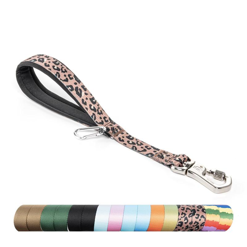 TSPRO ショートリード トレーニングリード 大型犬用 36cm クッションハンドル付き✅【大型犬用 高耐久ポリエステル製 犬用リード】 本製品のショートリードは高耐久ポリエステル素材を使用し、頑丈で耐久性に優れています。力の強い大型犬でも安心してご使用いただけ、しつけやトレーニングに最適な設計です。✅【360 度回転金属バックル 絡みにくい】 高硬度金属を精選したバックルは 360 度自由に回転し、リードの絡みを防ぎ散歩をスムーズにします。簡単に操作できる安全ロック構造で、大型犬の激しい引っ張りにも十分に耐えられます。✅【クッション付きハンドル 長時間快適】 ハンドルに柔らかいクッションを搭載し、握り心地に優れ、愛犬の急な引っ張りの衝撃を吸収して手の負担を軽減。長時間の散歩やトレーニングでも快適に使用できます。✅【ショートリード 完全コントロール対応】 短尺デザインにより愛犬を身近に保持し、人混みやトレーニング場、緊急時にも瞬時にコントロール可能です。プロトレーナーからも高く評価されているトレーニングリードです。✅【TSPRO 安心品質】 ペット用品の設計・製造に特化し、専門の品質管理チームが各工程を厳格に検査しています。愛犬の安全とお客様の使いやすさを第一に考え、安心してご使用いただけます。