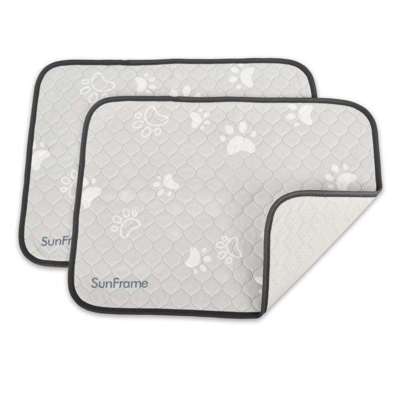 Sunframe 洗える ペットシーツ 犬 滑り止め 猫用 ペットマット 防水 強い吸収 トイレシート おしっこマット 洗濯機で丸洗い 厚型 70x100cm 2枚 グレー素材とサイズ：Sunframeペット用シーツは4層の素材で作られてる。サイズ：70*100cm 2枚入りメッシュ通気層：ペットおしっこマットの表面にメッシュ通気性布が付いているので、通気性が良く、四季に適する。そして、乾燥しやすい吸水性能が優れ&amp;漏れ防止：中に厚くした吸水綿とTPU防水フィルムが付いているので、ペットの尿を吸収しやすい、マットの裏面に浸透しにくいタイトエッジ織り：犬用おしっこマット周りは精巧に包まれている、しっかり縫製されている，潰れにくい滑り止め性能：マット底は滑り止めの素材を使っているので、下敷きマットの移動を防ぐことができる再利用できる：使い捨てのおむつより節約でき、環境に優しい。簡単に洗える：直接に水で洗えるし、洗濯機に入れて洗えるパッドです。水温は30度を超えてはいけませんご注意：常に乾燥状態を保ってください。濡れたら水分の吸収効果に影響が出る。ペットが小便をした後すぐに踏ませると足跡が残る恐れがある。尿を完全に吸収するまで少なくとも20～40秒が掛かる