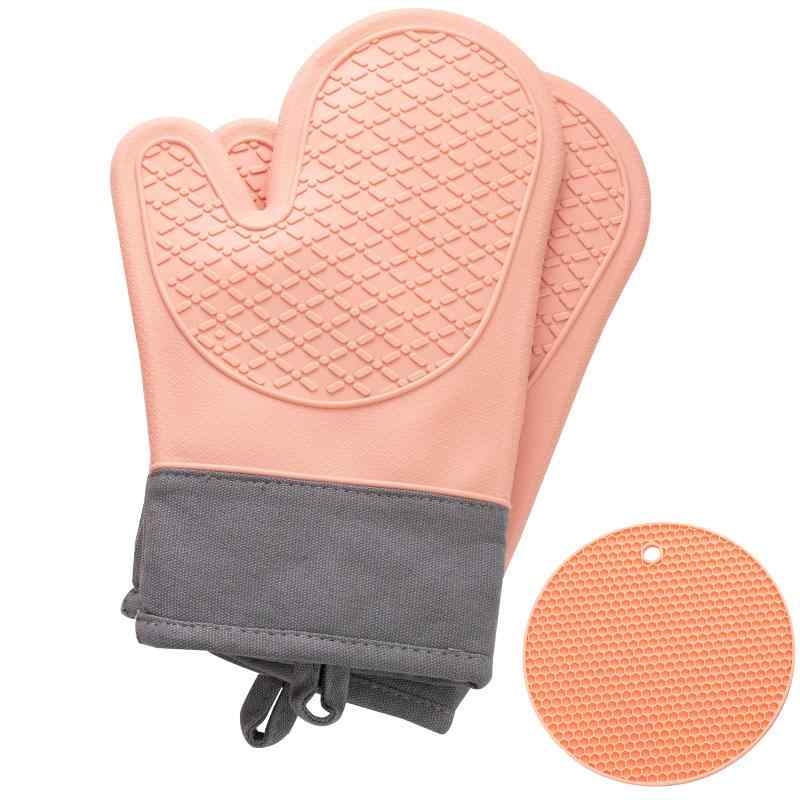 Exgox 耐熱ミトン ピンク オーブンミトン 鍋つかみ シリコン 300℃耐熱 やけど防止 防水 滑り止め 耐久性 電子レンジ オーブンレンジ ケーキを焼く 調理、 鍋料理（ミトン2枚 + 鍋敷き1枚）【耐熱性】シリコン製ミトンで最高耐熱温度は約300°C、熱をシャットアウトしていて、非常に熱いものもオーブン、グリルなどに取り出すことができる。料理を作る時に火傷の心配もよほどのことがない。内側に綿製のインナーが入り、柔らかくて手触りがよいです。ご家庭でもプロの現場でも安心してご利用いただけます。【滑り止め機能】ミトンの表面にはチェック柄の凹凸加工して、滑り止め性がアップし、心配なくお鍋などを運べます。【優れた長さ】ミトンの長さは約28cm（男女兼用のフリーサイズです。）、手と手首を守ります。裏表が同じように設計しているので、左右を意識せずに着けられて、大変使いやすいです。【 お手入れも簡単＆収納便利】防水の高品質のシリコンで、外側が水洗うことができ、汚れてもすぐ汚れが落とせて、洗いやすい。吊り下げ用ストのライフが付いていつので、フックなどにかけることができ、収納には便利。【用途】電子レンジやオーブンレンジで調理した熱い料理、容器などの取り出しや、熱したフライパン、お鍋の持ち手を持ったり、また冷凍品の取り扱いなど、さまざまな用途にお使い頂けます。料理 一人暮らし おしゃれ キチン雑貨 生活雑貨；お料理のときに大活躍 。