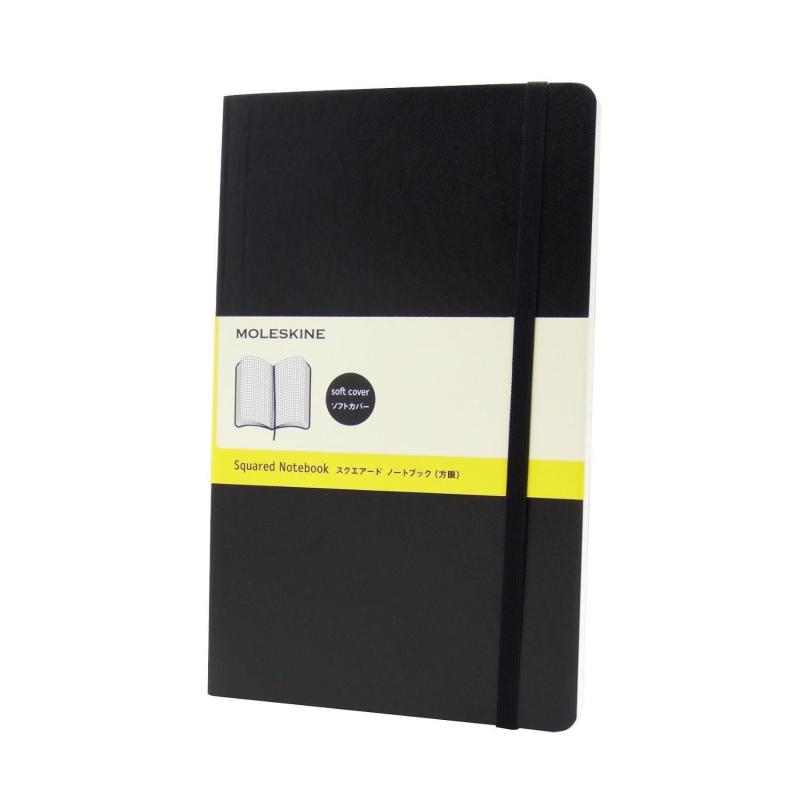 モレスキン(Moleskine) ノート クラシック ノートブック ソフトカバー 方眼 ラージサイズ(横13cm×縦21cm) ブラック QP617【サイズ】横13cm×縦21cm 重さ 254g ラージサイズ/ソフトカバーモレスキンノートブックは2世紀の間、ヴィンセント・ヴァン・ゴッホ、 パブロ・ピカソ、アーネスト・ヘミングウェイ及びブルース・チャトウィンなどの 芸術家や思想家に愛されてきた伝説的ノートブックの相続人であり継承者です。 過去のクリエイティブマインドから将来を担う次世代まで。 すべての人にとって、モレスキンオブジェクトは あなたの物語を紡いでいける真っ白なキャンバスなのです。【ページレイアウト】方眼/192ページ【付属】しおりひも/ゴムバンド/巻末に拡張ポケット【紙質】FSC認証 70 g/m²中性紙 /モレスキン製品に使用される独特のアイボリーカラーの紙は、すべての言葉、すべてのスケッチを際立たせる暖かみのあるキャンバスを提供するために繊細に調整されています。なめらかな手触りのこの紙は、その感触 とボディを意図的にバランスさせ、ページをめくるときに、格別にクリアで、しかしなめらかな落ち着いた音がします。