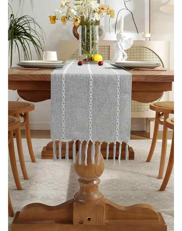 青未了 テーブルランナー おしゃれ テーブルセンタークロス 北欧 テーブルらんなー table runner テーブルセンター 布 タッセル【サイズ】約160x33cm (タッセルを含み、片側のタッセルのサイズは 約10cmです)【素材】ポリエステル95%麻5% 生地部分には水をはじく加工を施していません。手工芸的な味わいがあり、とても優しく仕上がっています。つむぎ糸が生み出す風合いは、素材感たっぷり生地は シルクのような光沢と柔らかさを持ち、品の良さを醸し出します。お部屋のテーマや季節によって選ぶことで、コーディネートの楽しさも広がります。【ご注意】薄い生地で、厚みのある生地ではありません。●モニターの発色の具合によって実際のものと色が異なる場合がございます。●発送時に折り畳んでお届け致します。畳みシワは低めの温度でアイロンをかけて頂きますとシワがとれますので、ご理解の程お願い致します。