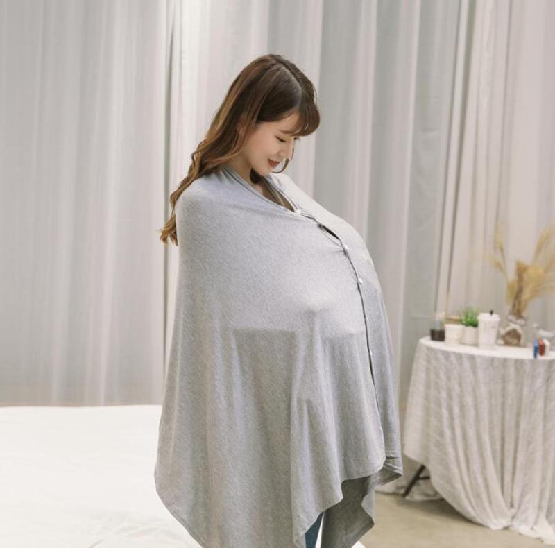 [Chewes Kwen] 授乳ケープ ストール ポンチョ 綿 4way 授乳カバー【産婦人科看護師推薦】 360度 安心 オシャレ uvカット 透けない 出産祝い 多機能 マタニティ 人気 大きめ 伸縮性 ベビーカーカバ💗【360度カバーで安心の授乳ケープ】この授乳ケープは、授乳中に赤ちゃんとママのプライバシーを守るために360°カバーが装備されています。どこでも自信を持って母乳育児。💗【柔軟性、伸縮性抜群】赤ちゃんとママに嬉しい柔らかく肌触りのいいサラサラ綿素材の授乳ケープです。通気性よく夏でもポンチョ内が熱くなりにくいので、赤ちゃんが快適そうに飲んでいます。💗【一つ持っていると色々な場面で大活躍】フリーサイズで大きめ（縦67cm、横140cm）なのでママと赤ちゃんをしっかり360°カバー。大判サイズで赤ちゃんとママの体を包み込み、周りからの視線が気になりません。胸元にボタンが付いており自分の好みに合わせて調節可能です。赤ちゃんが動いても簡単に外れないよう少し硬めの設計となっております。両手でボタンを持って、つけ外ししてください。💗【小さくて軽く、携帯しやすい】この授乳ケープは小さくて軽いので、携帯しやすいです。折りたたんだり巻いたりするとコンパクトになり、袋に入れやすくなり、大量の荷物を持っているお母さんたちに便利です。お母さんたちの悩みを簡単に解決できます。💗【多機能 授乳マント】：授乳ケープとしてはもちろん、ひざ掛け、ストール、おくるみ、ベビーカーカバーとして、 様々な場面で活躍してくれる授乳ケープです。赤ちゃんが眠る布団や毛布としても使用できます、車のシートカバー、ベビーカーカバーもでき、機能性が大幅に向上しました。そのため、お家でも外でも、Chewes Kwen授乳マントは先生/女性の必須アイテムであり、第一選択です。