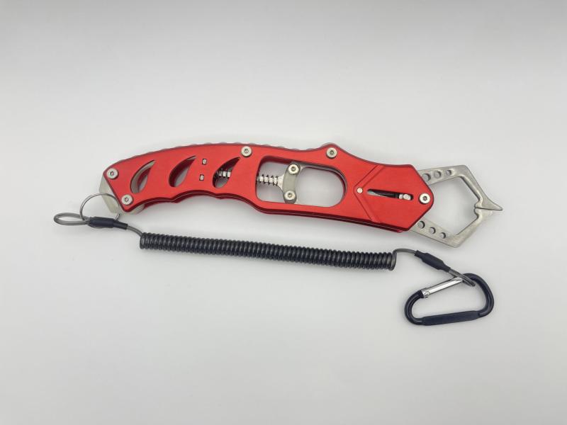 アルミ合金製 耐久性トリガー 釣り 便利グッズ プライヤー 釣り アーチ構造 ロック設計 コイルコード付属 フィッシュクリップ フィッシュグリップ 釣り道具 海釣り フィッシュグリップ ホ高品質の素材を使用したフィッシュクリップ：アルミニウム合金の開口部は錆びにくく、淡水でも海水でも使用可能。TPR素材のトリガーは耐久性があり、20kgまでの中型から大型の魚を保持できる。アーチ構造とロック設計で、魚のリリース時のダメージを最小限に抑え、釣果の記念撮影に最適。誤使用防止も考慮された使いやすい構造です。簡単操作：トリガーを引くだけでフロントクランプが開閉し、片手でもスムーズに使用可能。バス釣りやウミボウズ釣りに便利な釣り道具です。登山用バックルとコイルコード付属：リュックやベルトに引っ掛けて収納が簡単。伸縮可能なコードでどんなシーンでも使いやすい釣り便利グッズです。仕様：フィッシュグリップ本体は21.8cm×4.7cm、最大開口部6.2cm。ダイワのフィッシュグリップは、釣り具の中でも高品質で信頼性が高いプライヤーです。