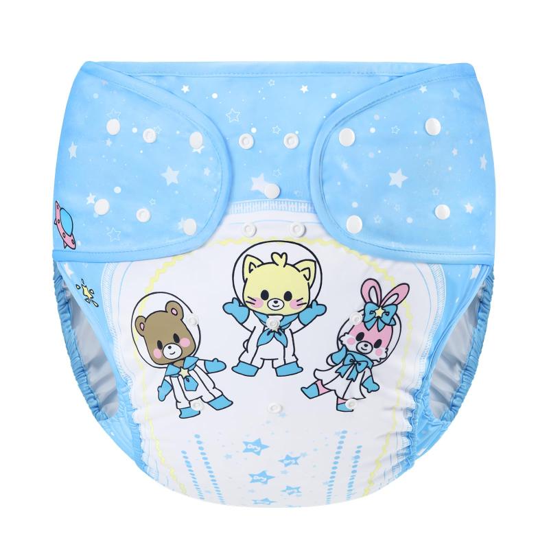 LittleForBig 大人用おむつカバー 可愛い絵柄【ベビー宇宙員】調節可能なウエストと長さ スナップ付 漏れ防止 通気性 洗濯可【可愛い絵柄】LittleForBigならではの元気な可愛いベビー宇宙員の絵柄。日常使いにもピッタリです。【漏れ防止デザイン】防水素材を採用していますので、漏れる心配がありません。また、速乾性と防水性のある裏地は通気性も抜群です。【調整可能なウエストと長さ】ウエストと前に付いているスナップで、自由にサイズ調整が可能です。ウェストは最小66CMから、最大107CMまでて、長さは74CMから84CMまでです。体型や好みに合わせて調節でフィット感を感じる。なお、伸縮性があり、自由な動きと快適さを提供します。【柔軟な素材】柔らかい100%ポルベスターの生地で、お肌に良くて快適です。通気性に優れているため、長時間の使用でもムレにくいです。【洗濯可】水洗いが可能で、再利用可能も清潔に保つことができます。