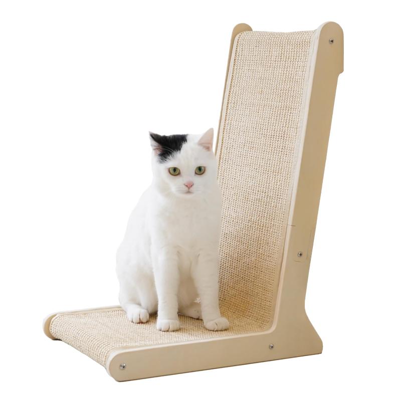 PETKARAY 105° 猫用爪とぎボード 猫 爪研ぎ 猫 爪とぎベッド 室内猫用シーサル爪とぎマット L字型スクラッチャー キャットニップ付き頑丈な床置きタイプ (縦*横*高さ40.6x33x57cm)【105°スクラッチャー】快適な105度の角度で設計。一般的な垂直型より15度広く、猫の背骨への負担を軽減し、より自然で快適な爪とぎ体験を提供します。【天然シーサル素材】安全でナチュラルなシーサルマットを使用。爪とぎ好きな猫に最適で、爪を健康に保ちながらアクティブな遊びを促します。【耐久性抜群】一般的な段ボール製とは異なり、丈夫なシーサル繊維と木製ベースで作られ、毎日の使用にも耐え、毛羽立ちや崩れがありません。【家具を保護】猫の爪とぎを家具から遠ざける設計。キャットニップとぬいぐるみマウストイ付きで、自然に猫を引き付けて使用を習慣化させます。【簡単組立・お手入れ簡単】安定した木製構造で、付属のマニュアルに従えば5分で簡単に組み立て可能。メンテナンスも手間いらずです。
