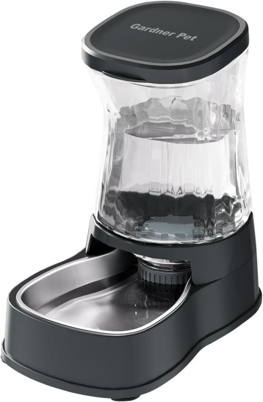 Gardner Pet 犬猫用 自動給水器 3.85L 大容量【ステンレス製ボウル + 交換不要フィルター】 ペットウォーターディスペンサー 小型犬 大型犬 子犬 猫用 宝石カットのクリアデザインで上品 水飲み【透明カットデザイン・宝石のように輝く高見え】透明な切削デザインで、宝石のようにキラキラ。インテリアとしても美しく、ペット用品でありながらお部屋の高級感を演出します。【3.85L大容量・多頭飼いにも最適】約4L（500mlペットボトル8本分）の大容量タンクで、小型犬・中型犬・大型犬、子犬や猫まで幅広く対応。1回の給水で7〜14日間たっぷり使えるため、留守番や旅行中も安心。忙しい日常でも水切れの心配がなく、ペットとの暮らしをより快適にサポートします。【ステンレス製ボウル＋交換不要のフィルター装置】高品質304ステンレス製の水飲みボウルは取り外し可能で清掃が簡単。さらにタンク内には交換不要のフィルター装置を搭載し、毛やホコリを軽減して常に清潔な水をキープ。衛生的で耐久性が高く、長期間安心して使用可能。ペットの健康を守り、きれいな水を提供します。【安定設計＆おしゃれな外観】台形タンク構造で低重心・広い接地面を実現。底部の滑り止めパッドにより転倒を防止し、安定感抜群。さらにシンプルでスタイリッシュなデザインは、インテリアにも馴染みやすく、ペット用品でありながらお部屋を美しく保ちます。【重力式自動給水・ペット飼育をもっと快適に】自動給水で水補充の手間を軽減し、毎日のお世話がぐっと楽に。留守番・休日・旅行など様々なシーンで活躍。犬用給水器・猫用給水器として多用途に使え、飼い主にもペットにも快適な生活を提供します。【海外販売実績／日本語説明書付き】 ドイツ、アメリカ、イタリア、英国で人気を集め、このたび日本市場に初登場。先進国基準のペット給水器。米・英・欧 世界で培われた上質感を、日本のお客様にもお届けします。