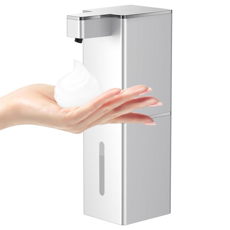 ソープディスペンサー ハンドソープ 自動 泡 吐出量4段階調 400ml 壁掛け ノータッチ オートディスペンサー【感度良い自動ソープデイスペンサー】赤外線センサ技術を採用し、手をかざすと適量のソープが自動的に出てきます。動きが早くきめ細かい泡が出ます。ふわふわとした泡が自動的に作れるオートソープディスペンサーは、手洗いの品質を向上し、ご家族の健康を手洗いを通じて守ます。【どんな場所にも馴染む】見た目がシンプルで部屋の感じを邪魔しないデザインがとてもよいし、キッチンや洗面所や玄関など、どんな場所にも馴染みます。本体形状が四角で、壁掛けに最適です。IPX5防水性能があるため、お風呂場でも安心して使えます。【四段階調節＆静かな音】このオートソープディスペンサーは、4段階の吐出量モードを搭載しています。1.0秒/1.5秒/1.8秒/2.3秒の吐出量モードを簡単に調節できます。稼働音が静かなで、気分良い。【400ml＆詰め替えやすい】このハンドソープマシンはたっぷりの400mlタンクを搭載しているため、頻繁に補充する必要がありません。透明窓口の設計で、ソープ残量がみやすい上に、どんな色のソープを入れてもデザイン性を損ないません。投入口も広めなのでソープを詰め替えやすい。【大容量バッテリー】大容量バッテリーを備えたディスペンサーは省エネで一度の充電で最大5ヶ月間使用できるため、頻繁な充電が不要です。【様々な洗剤対応&amp;個性的なシール】ソープや食器用洗剤や消毒用洗剤など様々な洗剤対応できます。3種類のシールが付属して、使用シーンに合わせて適切なシールを貼ることはできます。泡タイプのは、直接ディスペンサーに入れて使用します。液体の場合は、4〜6倍に希釈した後にご使用いただけます。お子様から大人まで、家族全員が快適に利用できる便利なソープ ディスペンサーです。