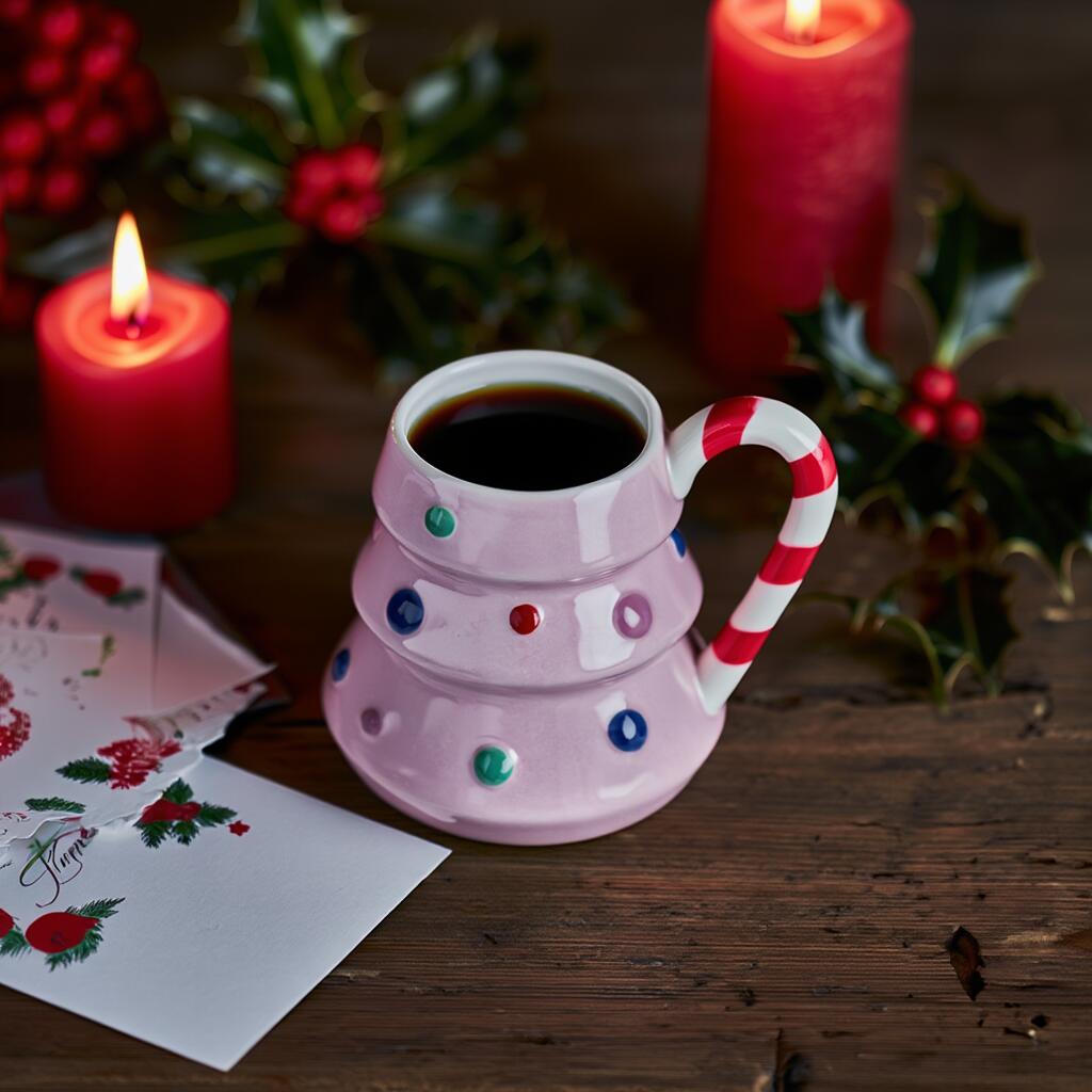 【フライングタイガー公式】マグ デンマーク サイズ：11.6×13.7cm 容量：440ml ピンク クリスマスツリー型 マグカップ 陶器 電子レンジ対応 食洗機対応 ギフト 北欧雑貨 デンマーク