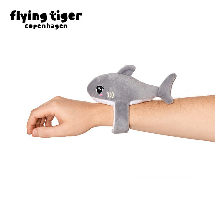 【フライングタイガー公式】ギュッとしてくれるぬいぐるみ(シャーク) サメ 鮫 ブレスレット 子供 キッズ アクセサリー 個性的 かわいい 目立つ インテリア ギ...